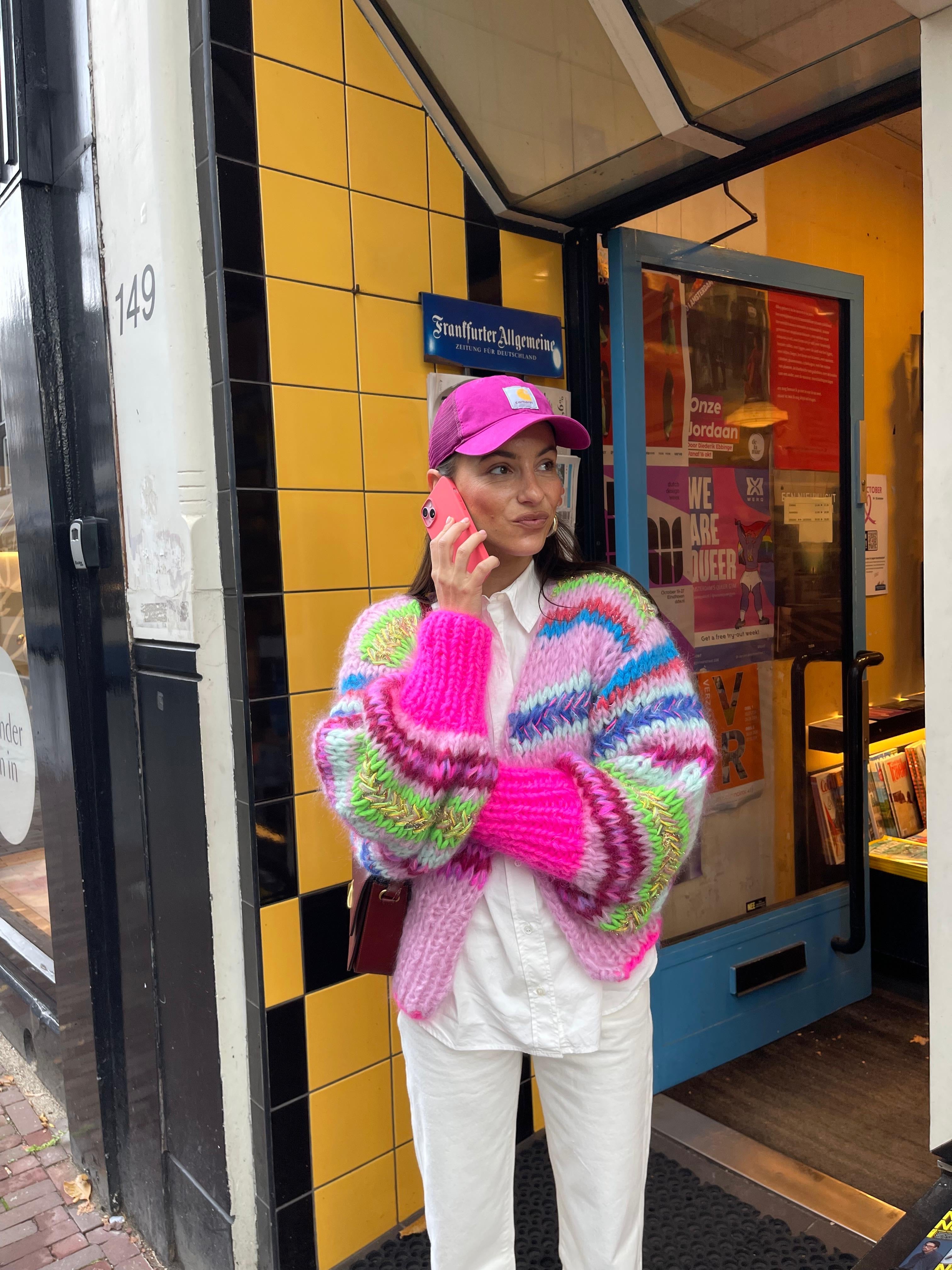 Lizzy van der ligt in a colorful handknitted pink Nizhoni cardigan, designed by Kitty van Coesant